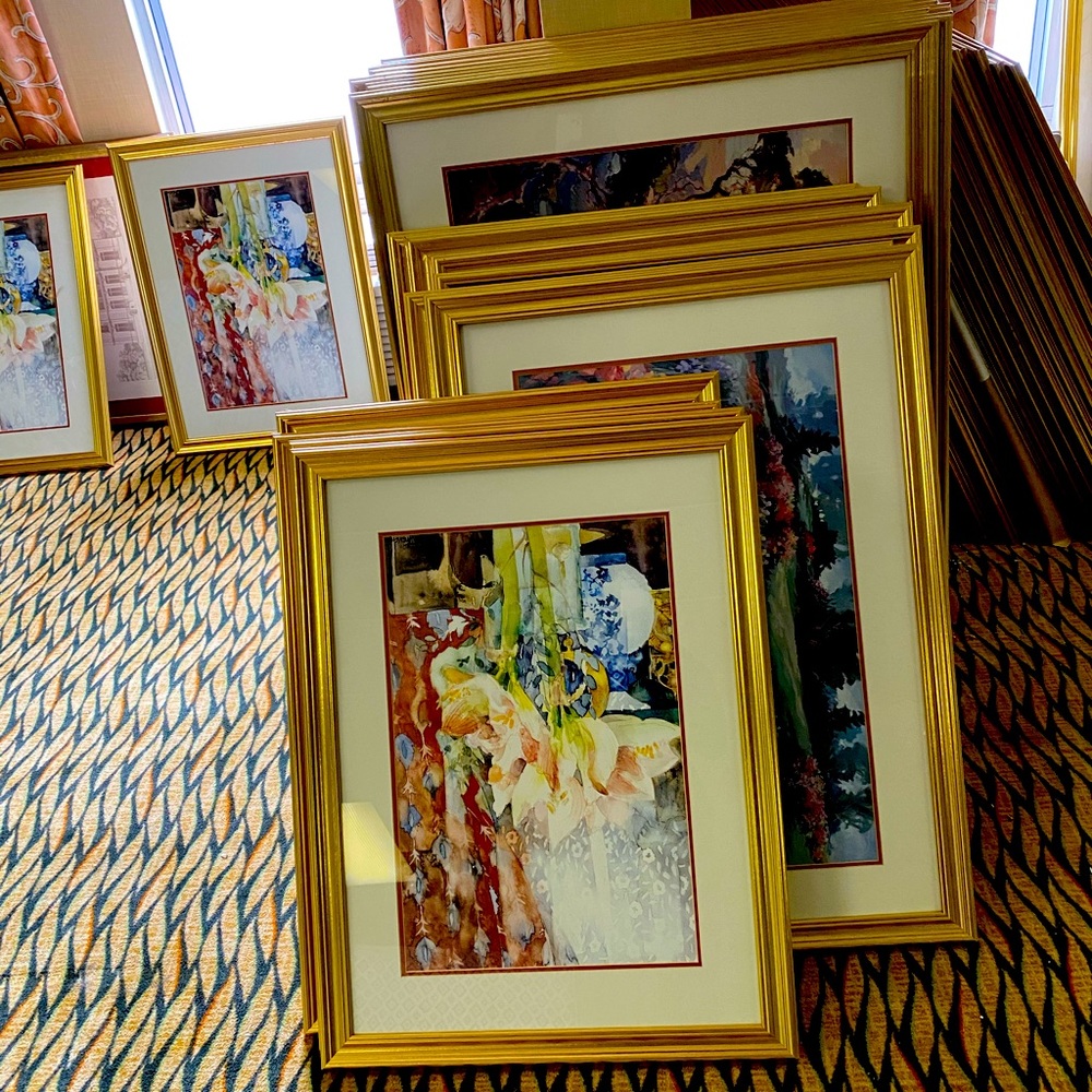 Very nice and large wall decor with gold frame,